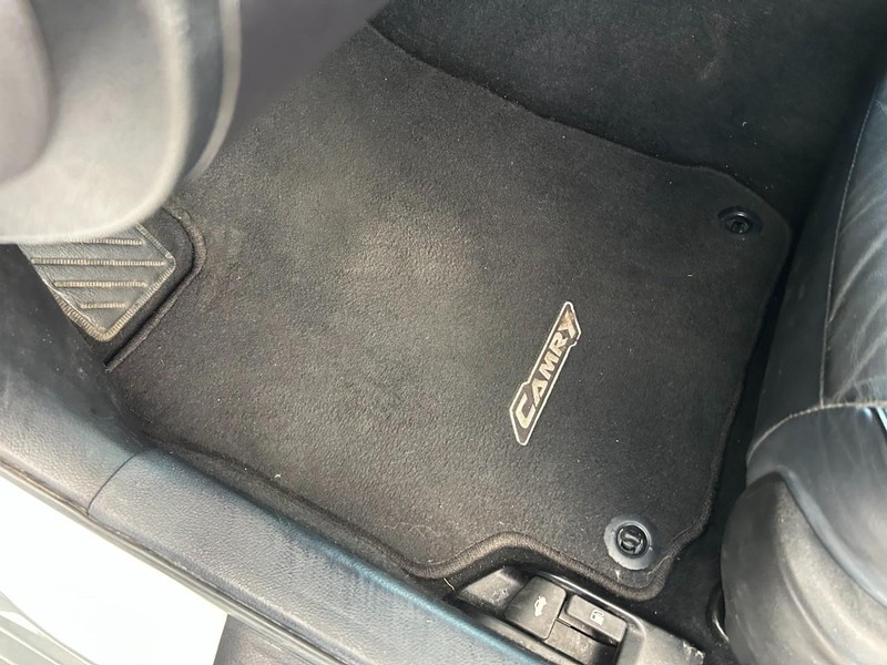 Toyota Camry Vehicle Full-screen Gallery Image 19