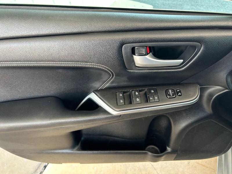 Toyota Camry Vehicle Full-screen Gallery Image 20