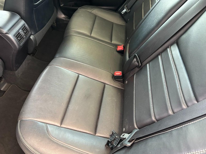 Toyota Camry Vehicle Full-screen Gallery Image 21