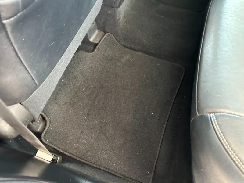 Toyota Camry Vehicle Full-screen Gallery Image 22