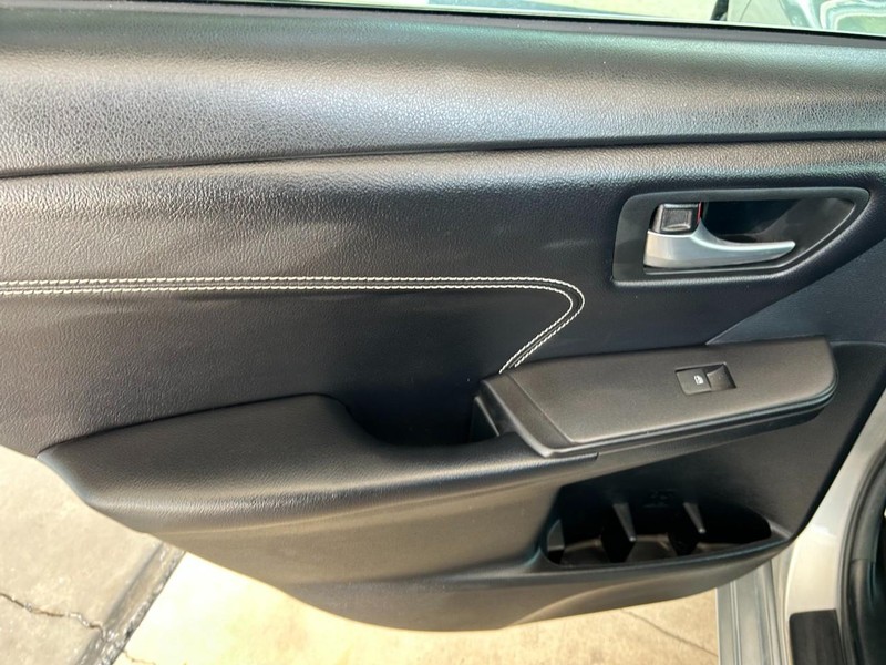 Toyota Camry Vehicle Full-screen Gallery Image 23