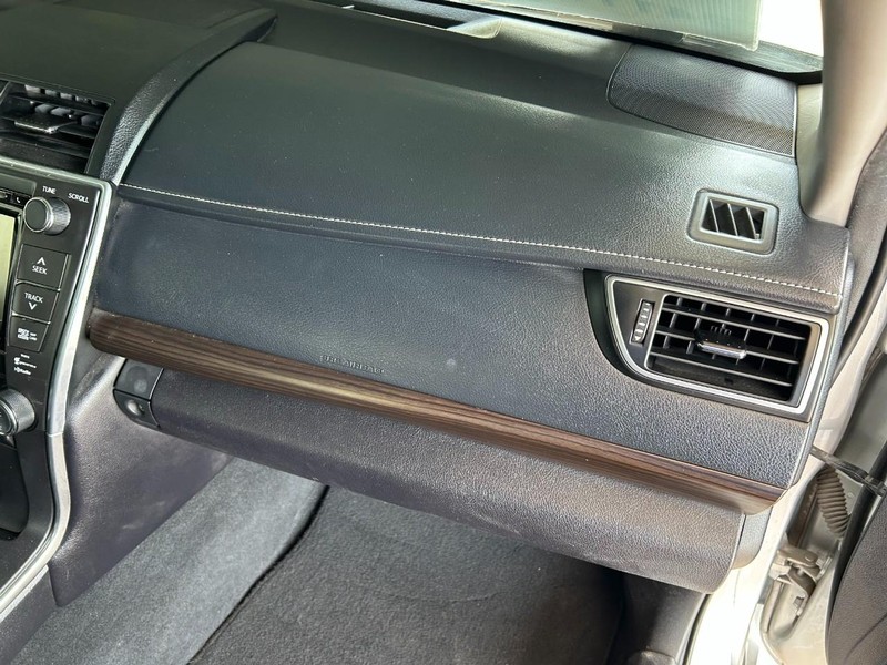 Toyota Camry Vehicle Full-screen Gallery Image 24