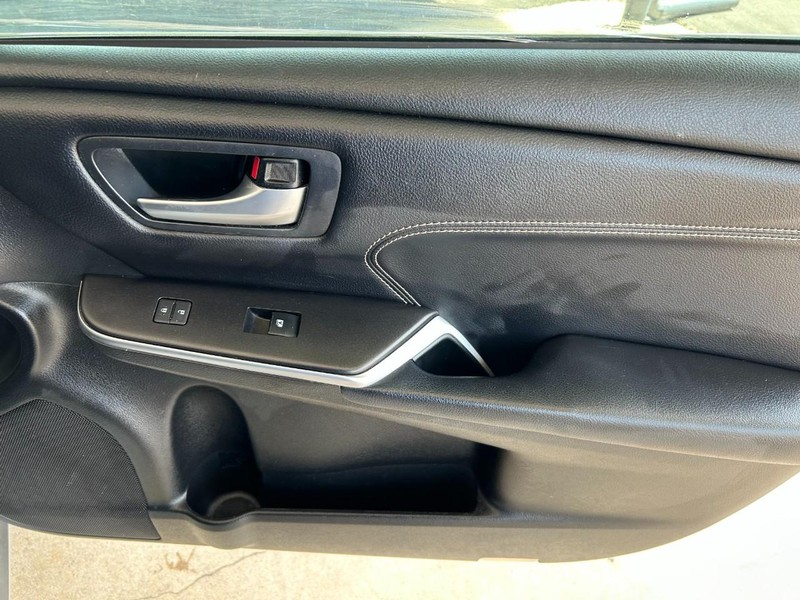 Toyota Camry Vehicle Full-screen Gallery Image 27