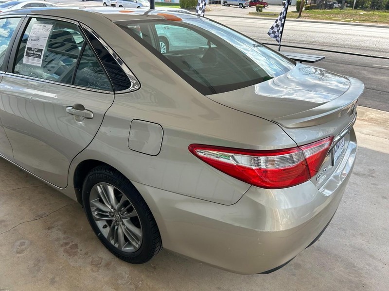 Toyota Camry Vehicle Full-screen Gallery Image 06