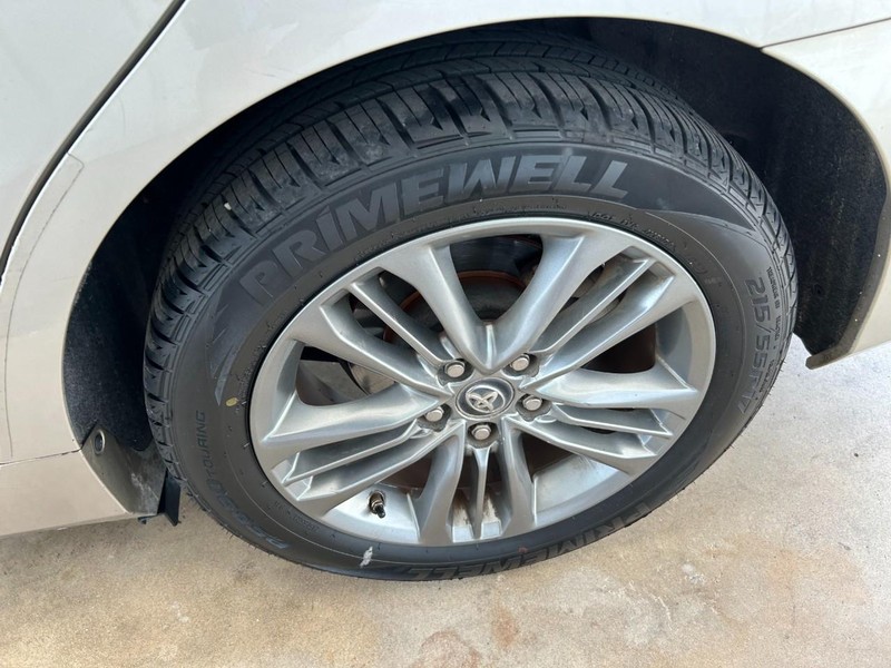 Toyota Camry Vehicle Full-screen Gallery Image 07