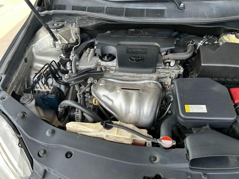 Toyota Camry Vehicle Full-screen Gallery Image 12