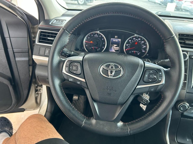 Toyota Camry Vehicle Full-screen Gallery Image 13