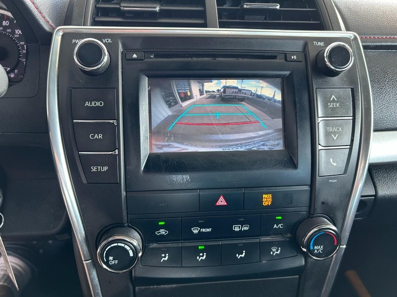 Toyota Camry Vehicle Full-screen Gallery Image 14