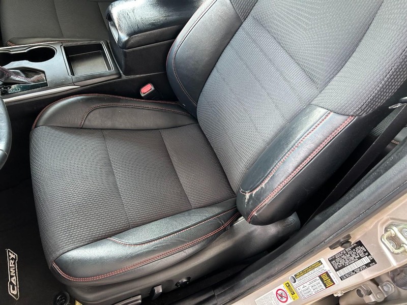 Toyota Camry Vehicle Full-screen Gallery Image 18