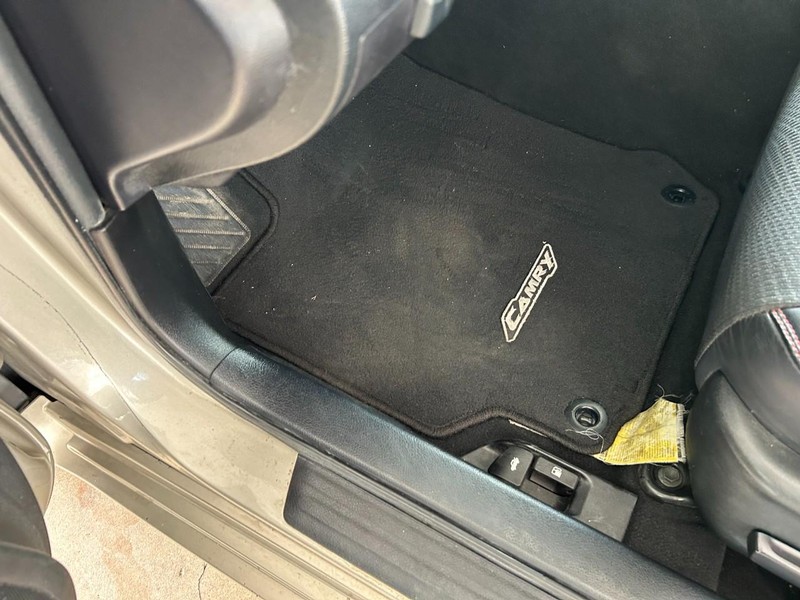 Toyota Camry Vehicle Full-screen Gallery Image 19