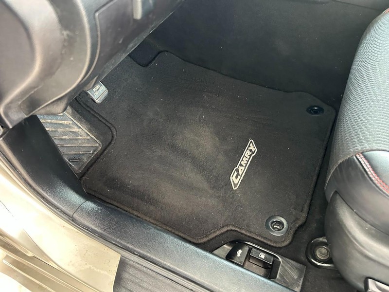 Toyota Camry Vehicle Full-screen Gallery Image 20