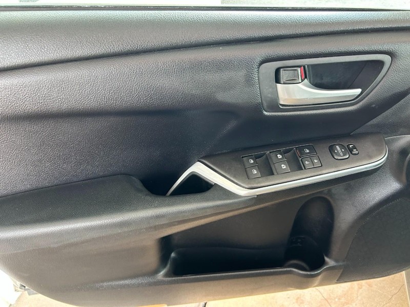 Toyota Camry Vehicle Full-screen Gallery Image 21