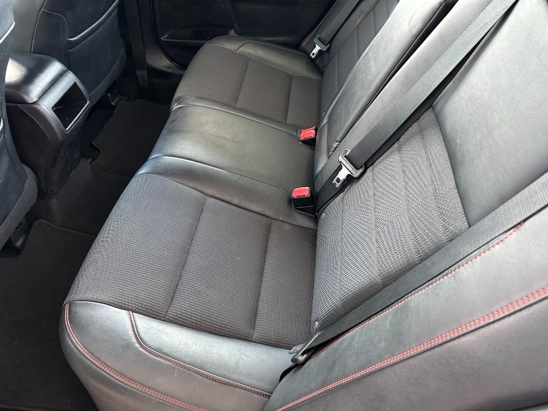 Toyota Camry Vehicle Full-screen Gallery Image 22