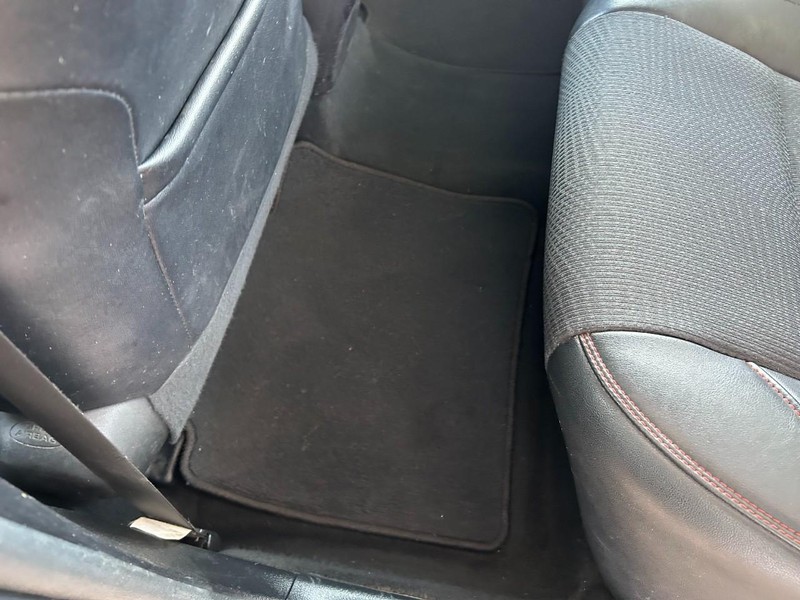 Toyota Camry Vehicle Full-screen Gallery Image 23