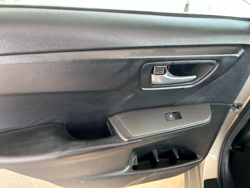 Toyota Camry Vehicle Full-screen Gallery Image 24