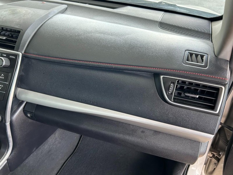 Toyota Camry Vehicle Full-screen Gallery Image 25