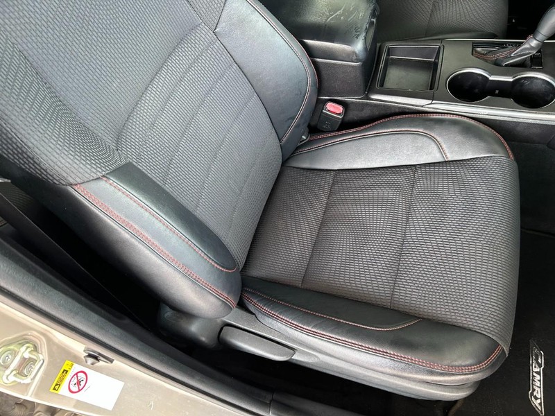 Toyota Camry Vehicle Full-screen Gallery Image 26