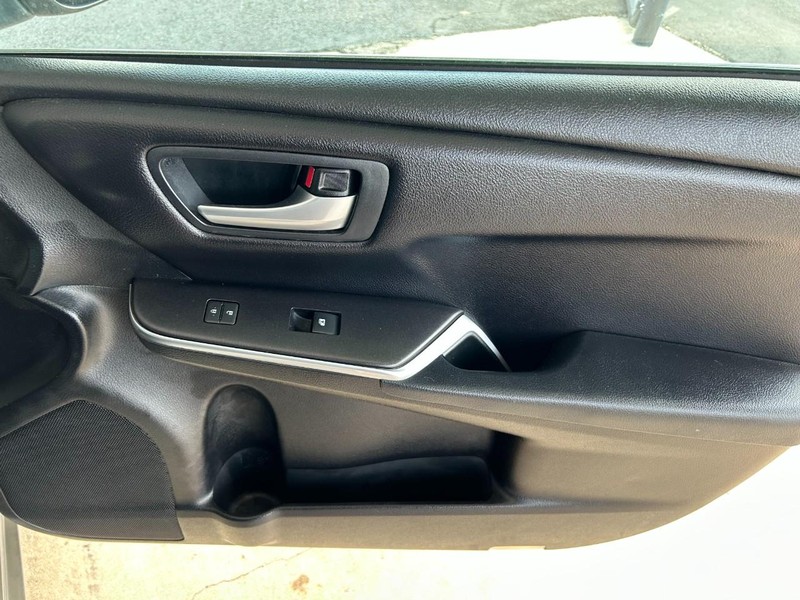 Toyota Camry Vehicle Full-screen Gallery Image 28