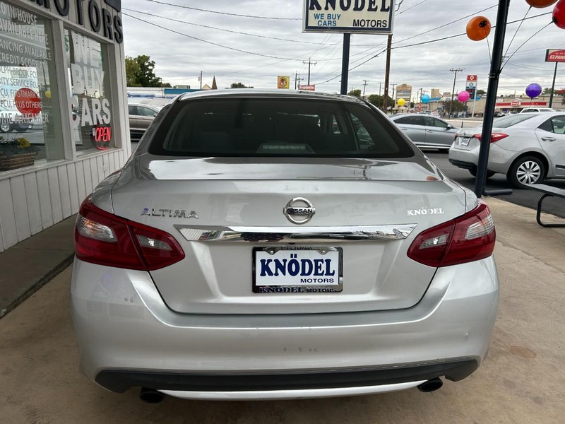 Nissan Altima Vehicle Full-screen Gallery Image 03