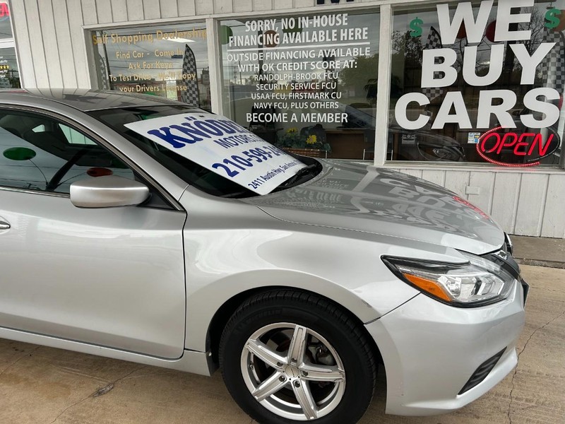 Nissan Altima Vehicle Full-screen Gallery Image 04