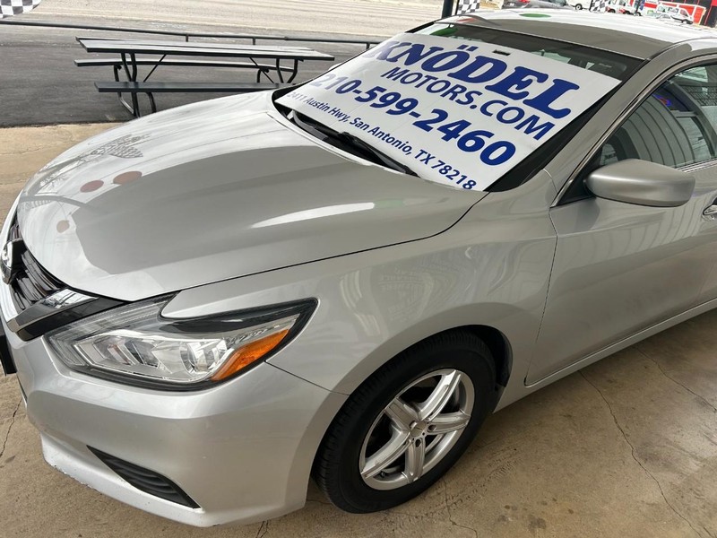 Nissan Altima Vehicle Full-screen Gallery Image 05