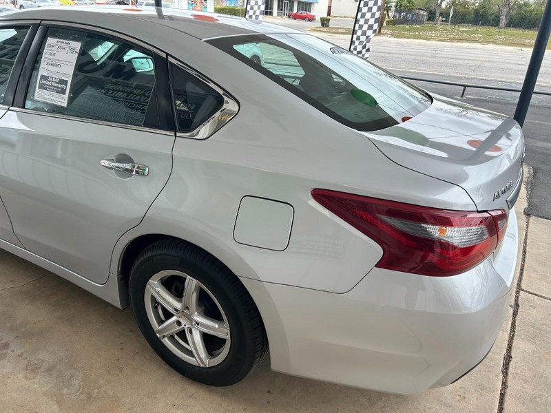 Nissan Altima Vehicle Full-screen Gallery Image 07