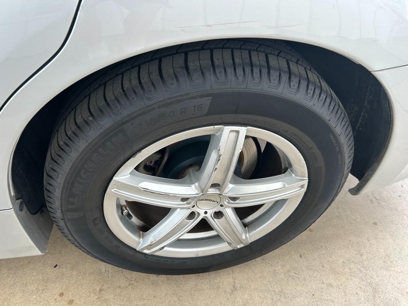 Nissan Altima Vehicle Full-screen Gallery Image 08