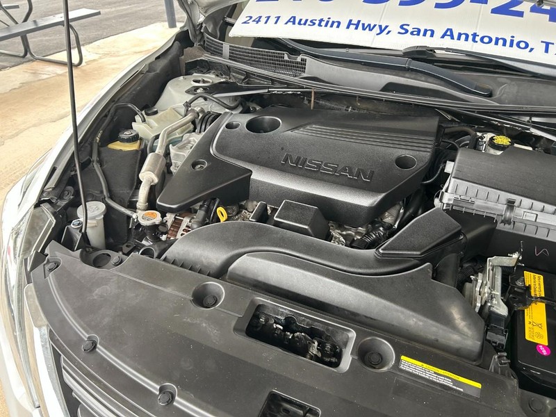 Nissan Altima Vehicle Full-screen Gallery Image 09