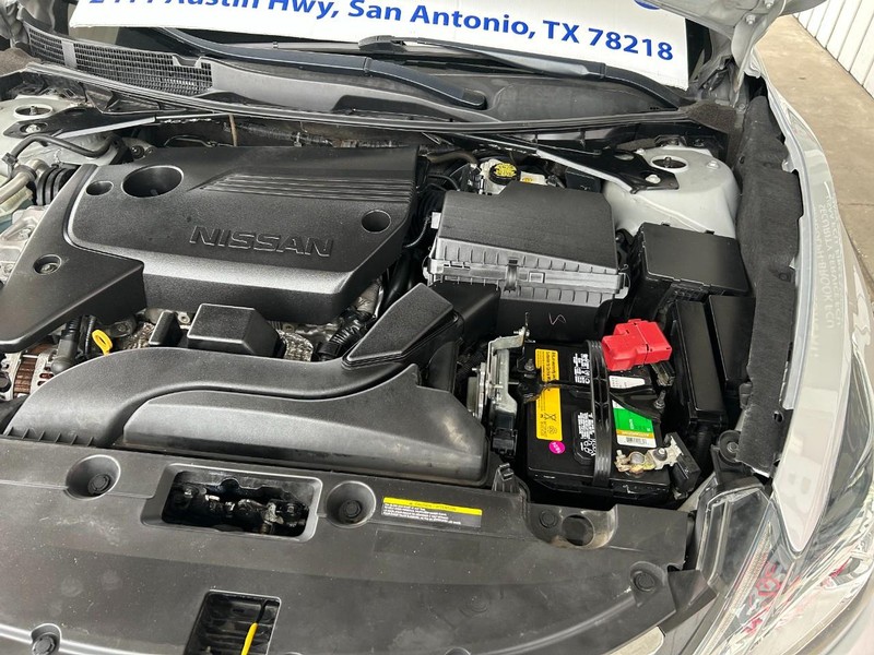 Nissan Altima Vehicle Full-screen Gallery Image 10