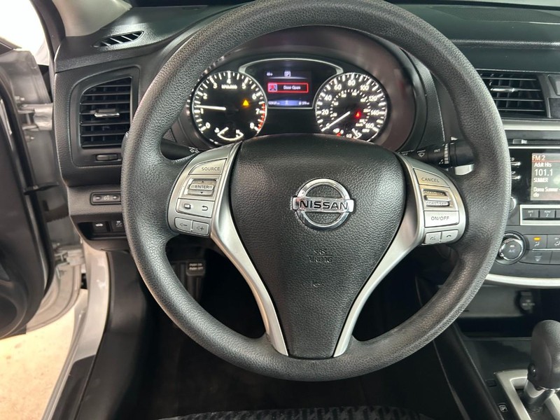 Nissan Altima Vehicle Full-screen Gallery Image 12