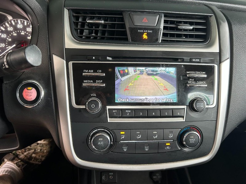 Nissan Altima Vehicle Full-screen Gallery Image 13