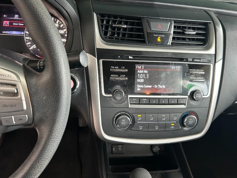 Nissan Altima Vehicle Full-screen Gallery Image 14