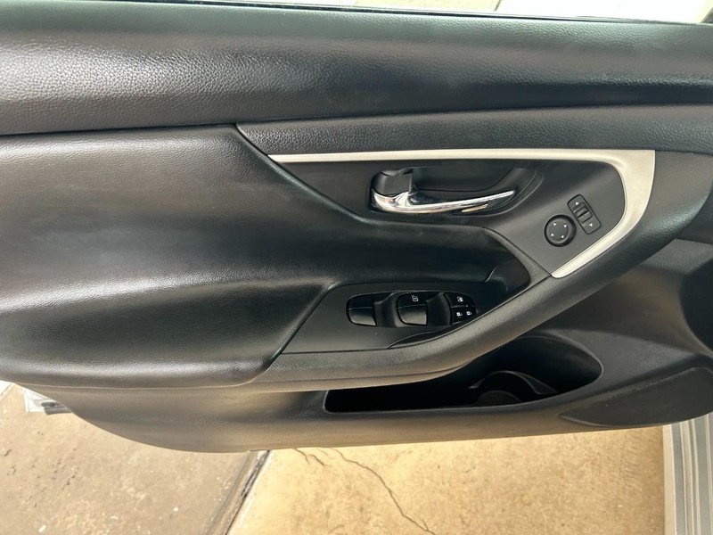 Nissan Altima Vehicle Full-screen Gallery Image 21