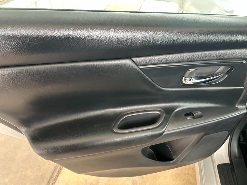 Nissan Altima Vehicle Full-screen Gallery Image 24