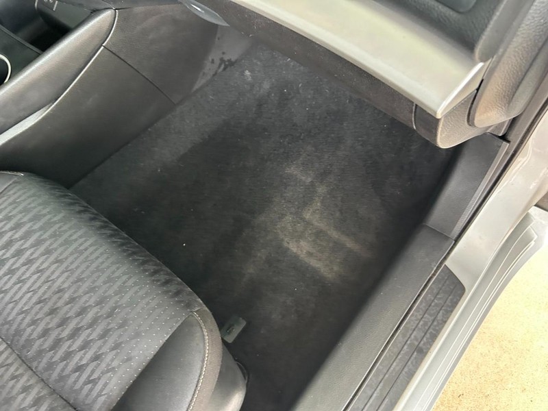 Nissan Altima Vehicle Full-screen Gallery Image 27