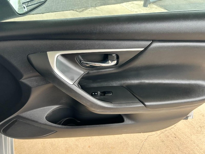 Nissan Altima Vehicle Full-screen Gallery Image 28