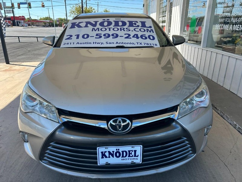 Toyota Camry Vehicle Full-screen Gallery Image 02