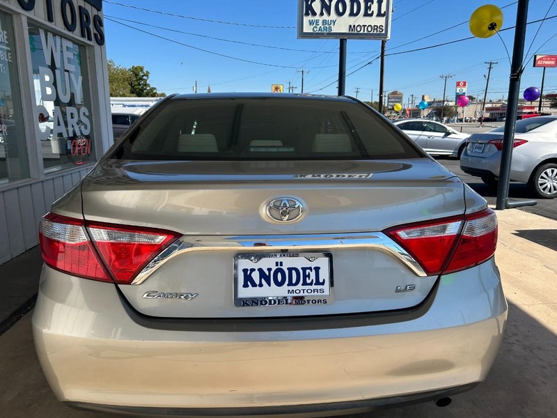 Toyota Camry Vehicle Full-screen Gallery Image 03