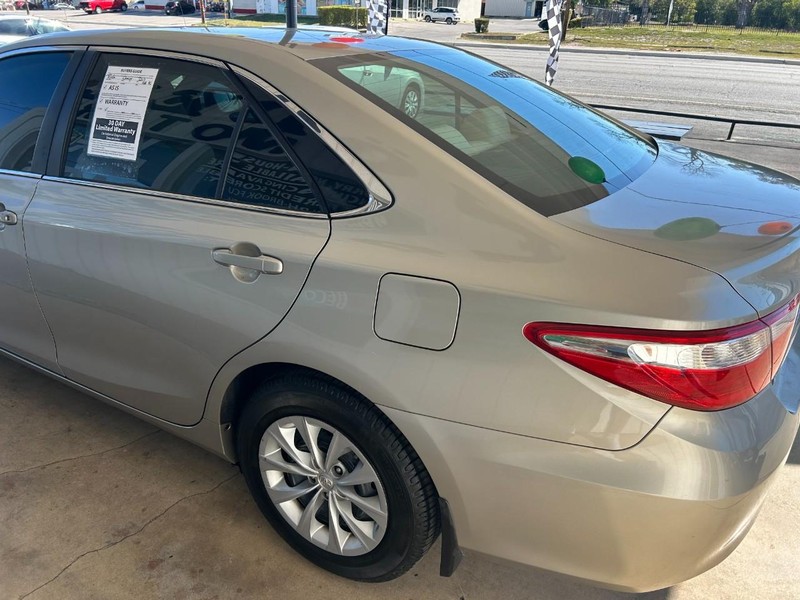 Toyota Camry Vehicle Full-screen Gallery Image 06