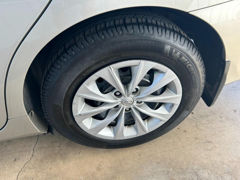 Toyota Camry Vehicle Full-screen Gallery Image 08