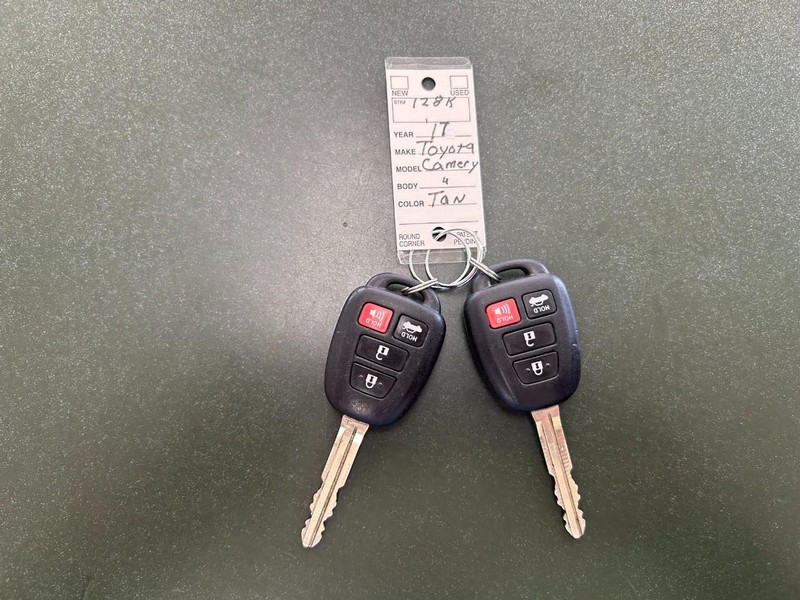 Toyota Camry Vehicle Full-screen Gallery Image 09