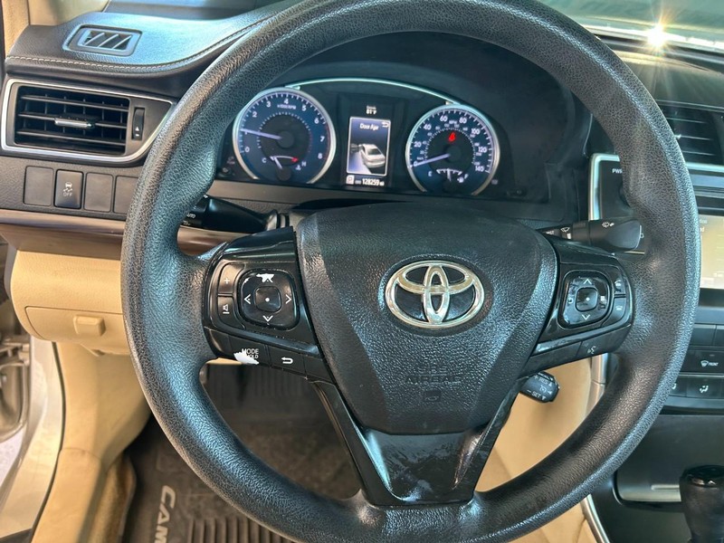 Toyota Camry Vehicle Full-screen Gallery Image 13