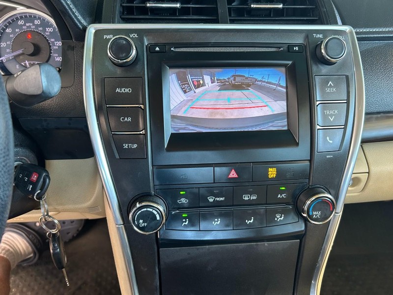 Toyota Camry Vehicle Full-screen Gallery Image 14