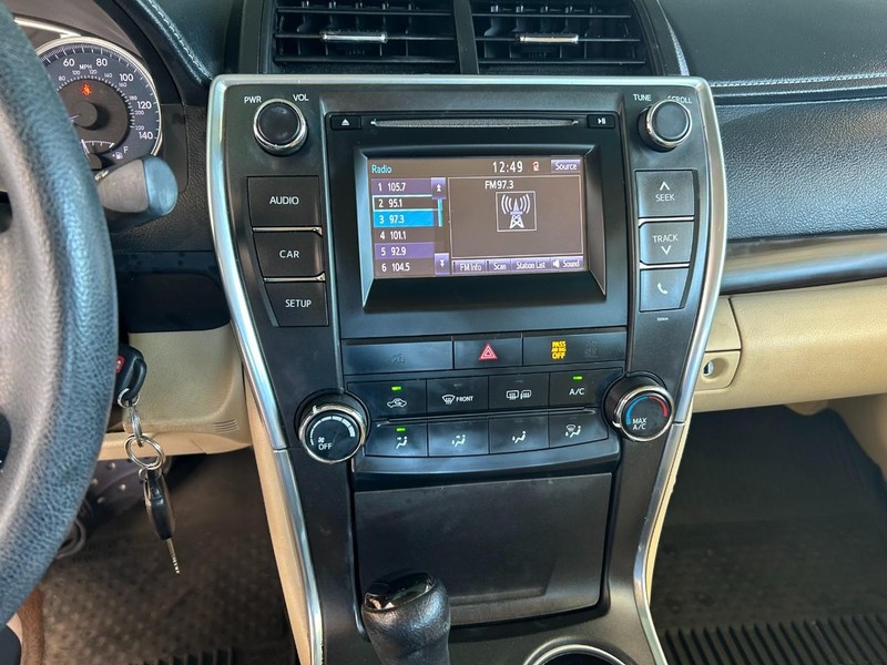 Toyota Camry Vehicle Full-screen Gallery Image 15