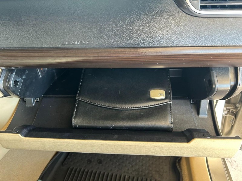 Toyota Camry Vehicle Full-screen Gallery Image 17