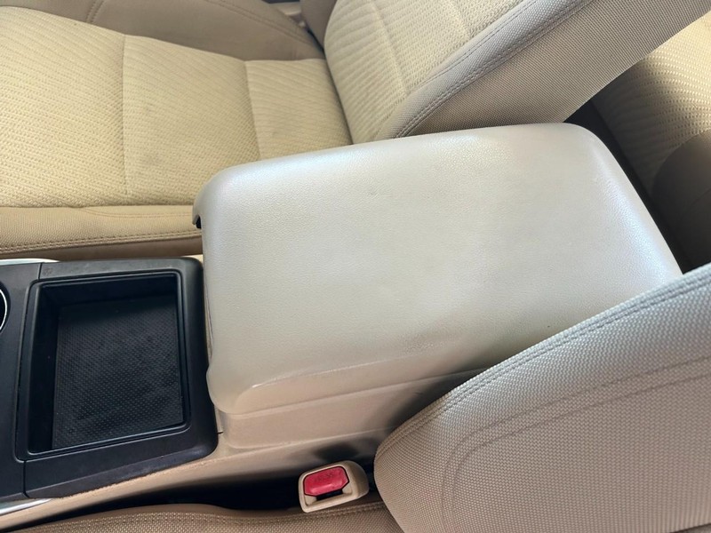 Toyota Camry Vehicle Full-screen Gallery Image 18