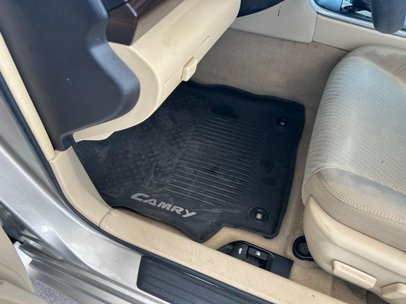 Toyota Camry Vehicle Full-screen Gallery Image 19