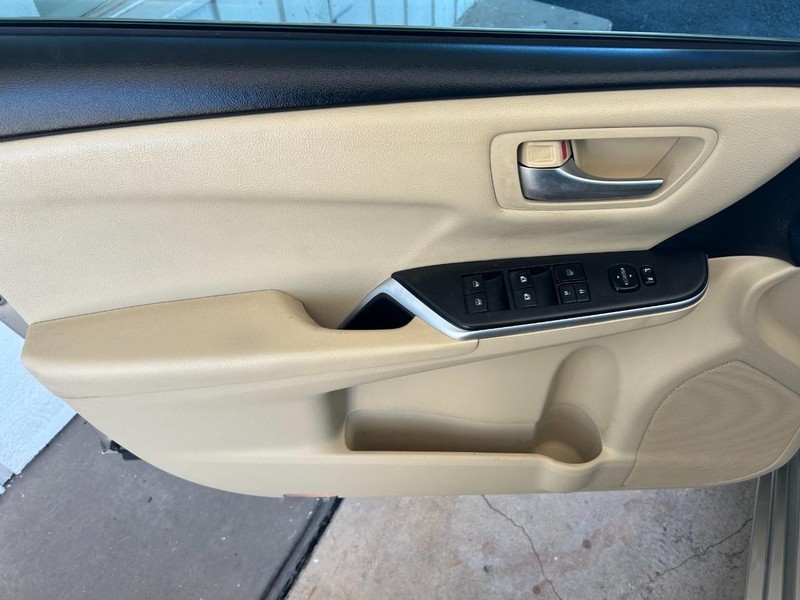 Toyota Camry Vehicle Full-screen Gallery Image 20