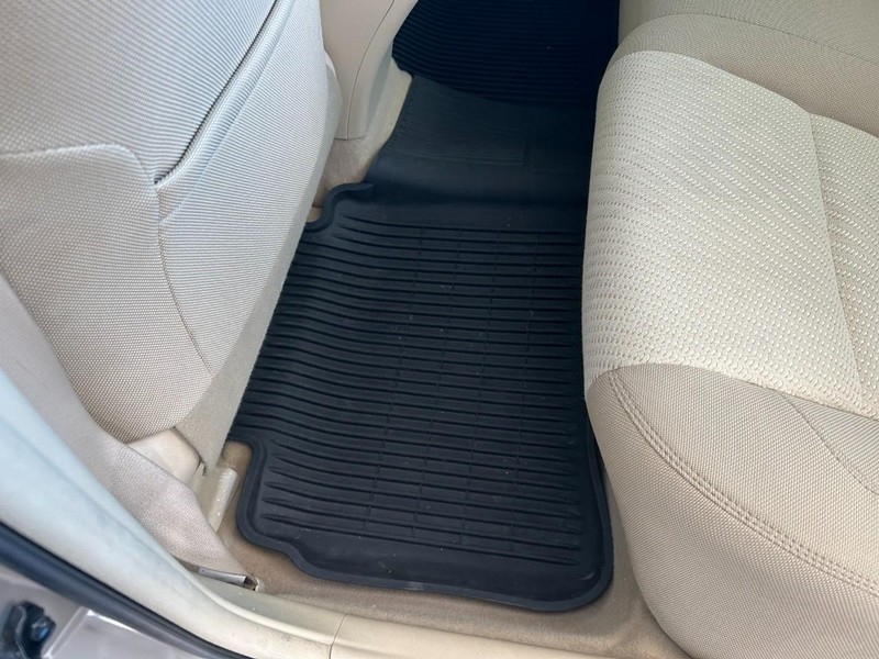 Toyota Camry Vehicle Full-screen Gallery Image 22