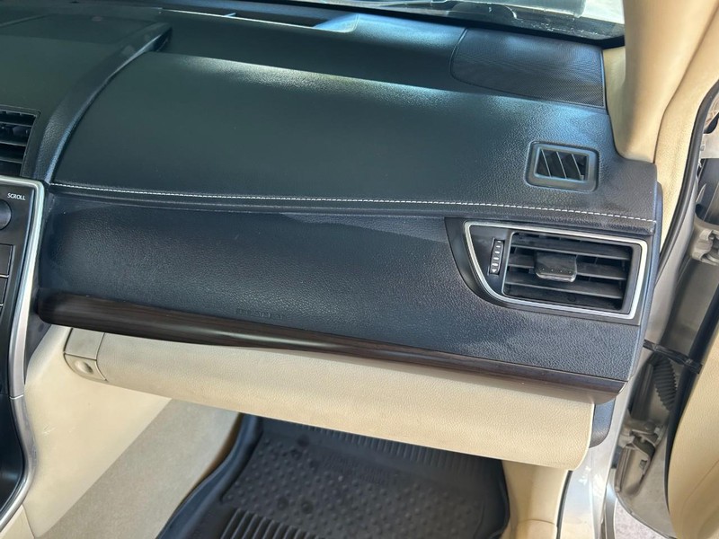 Toyota Camry Vehicle Full-screen Gallery Image 24